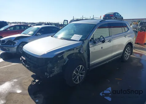 2020 Volkswagen Tiguan 2.0T Se/2.0T Se R-Line Black/2.0T Sel z USA, uszkodzony, nr VIN 3VV2B7AX3LM149352